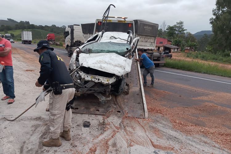 Acidente Envolvendo Dois Carros E Uma Carreta Deixa Tr S Pessoas