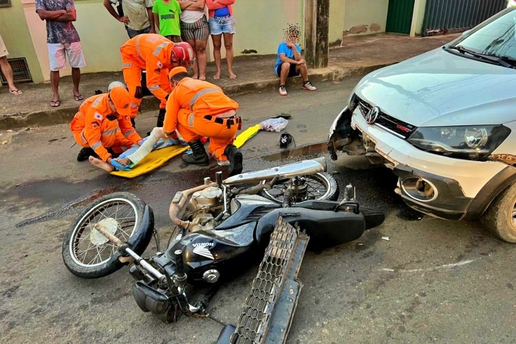 Motociclista fica ferido em choque caminhonete no bairro João XXIII