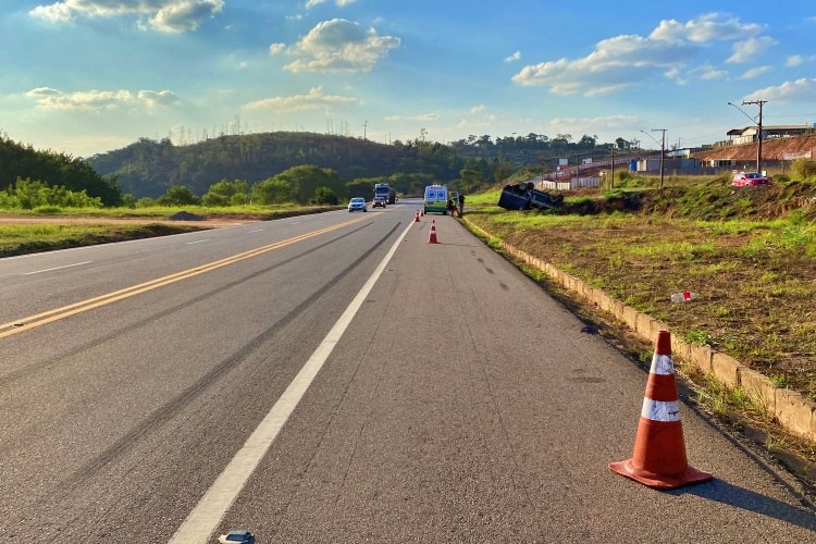 Caminhão carregado de flores sai da pista e capota na BR 116 na