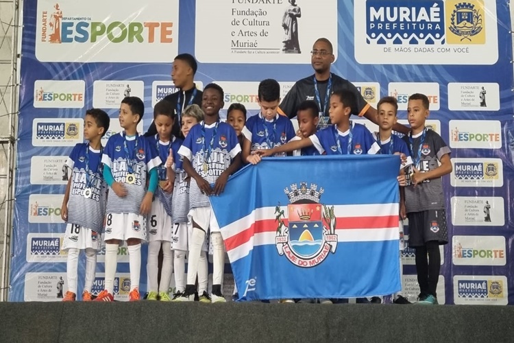 Jogadores sub 9 da Escolinha de Futebol “Mãos dadas pelo Esporte