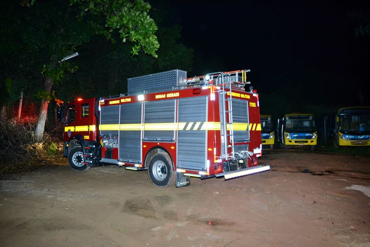 Bombeiros combatem incêndio em garagem de ônibus na Região Central de Minas, Minas Gerais