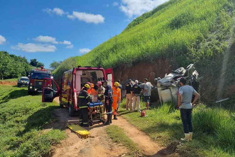 Tombamento de carreta deixa motorista ferido em seara - Rádio RuralFM