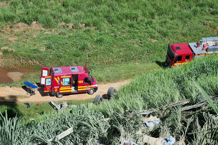 Tombamento de carreta deixa motorista ferido em seara - Rádio RuralFM